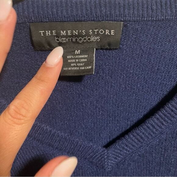 Bloomingdale’s Men’s Cashmere V-Neck Knit Sweater- Size Medium - Picture 3 of 6